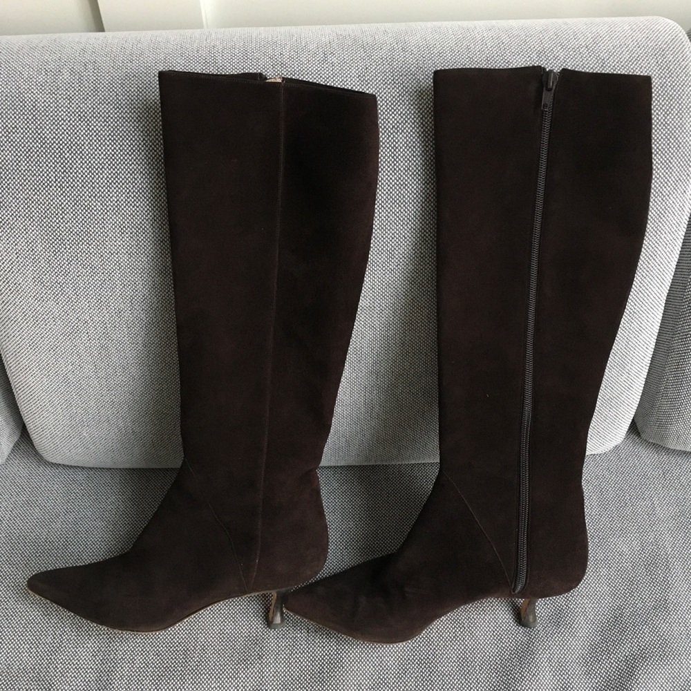 Manolo Blahnik Brown kitten Heeled Boots with Classic Design